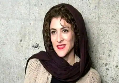 «ویشکا آسایش» 26 ساله در حال دریافت جایزه از دست «آتنه فقیه‌نصیری»