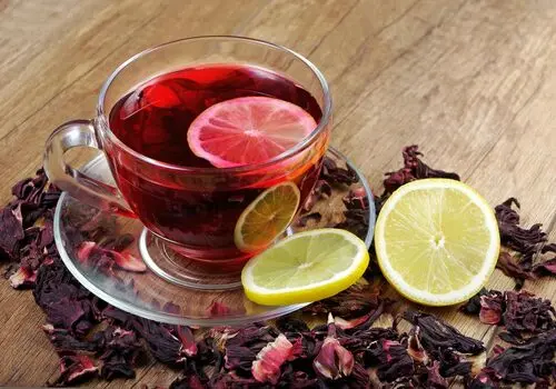 شربت سلامتی: معجونی از چای ترش و توت‌فرنگی برای تقویت بدن!