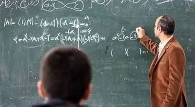 اخراج یک معلم بهدلیل تحقیر دانشآموز افغان