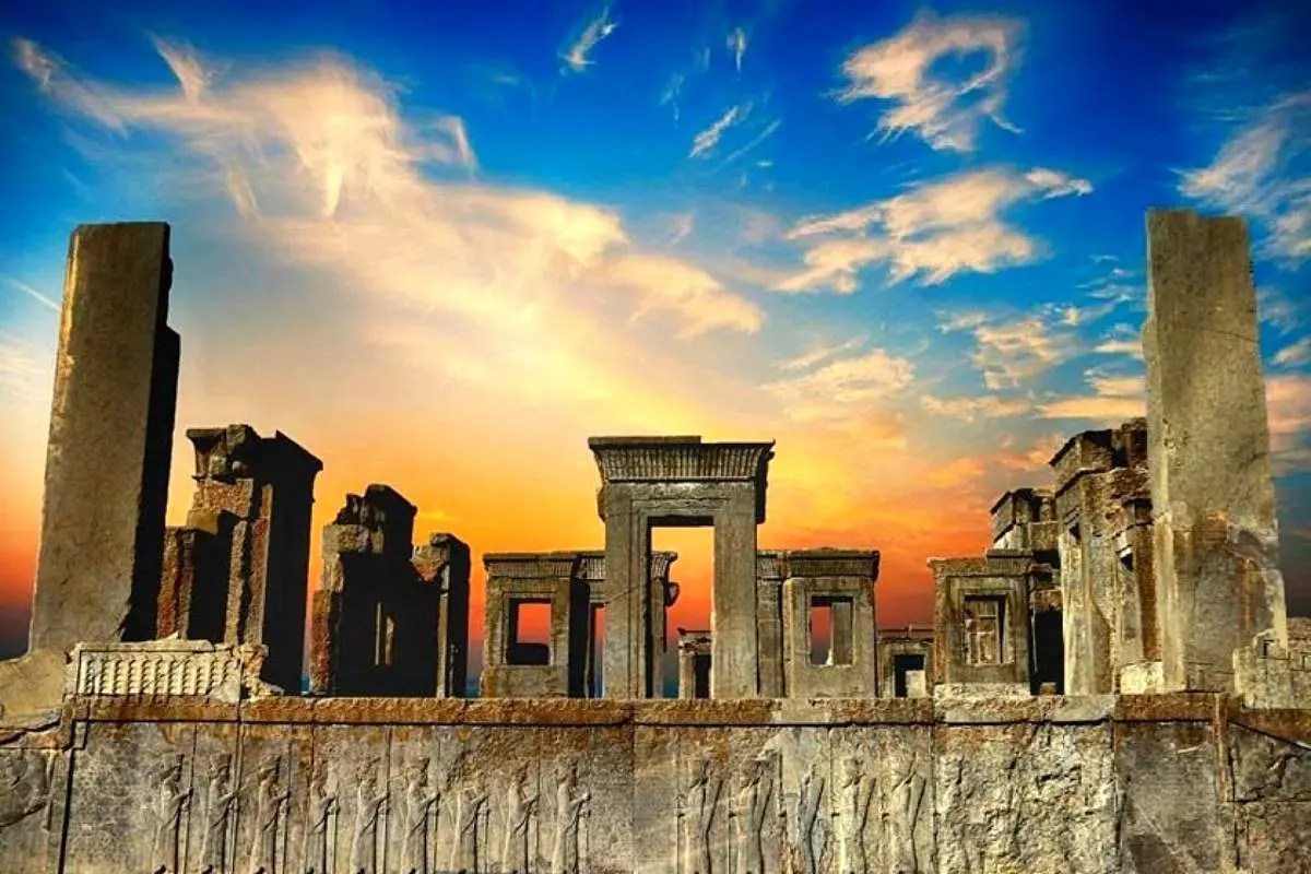 نیمی از بافتهای تاریخی ارزشمند کشور در نواحی در معرض فرونشست / تخت جمشید، نقش جهان و آرامگاه کوروش در خطرند