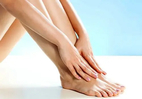 چرا حنا به کف پا بزنیم پا سیاه می شود؟
