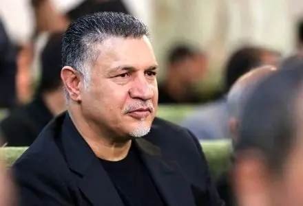 لحظه زانو زدن بازیگران زن و مرد مقابل علی دایی + فیلم