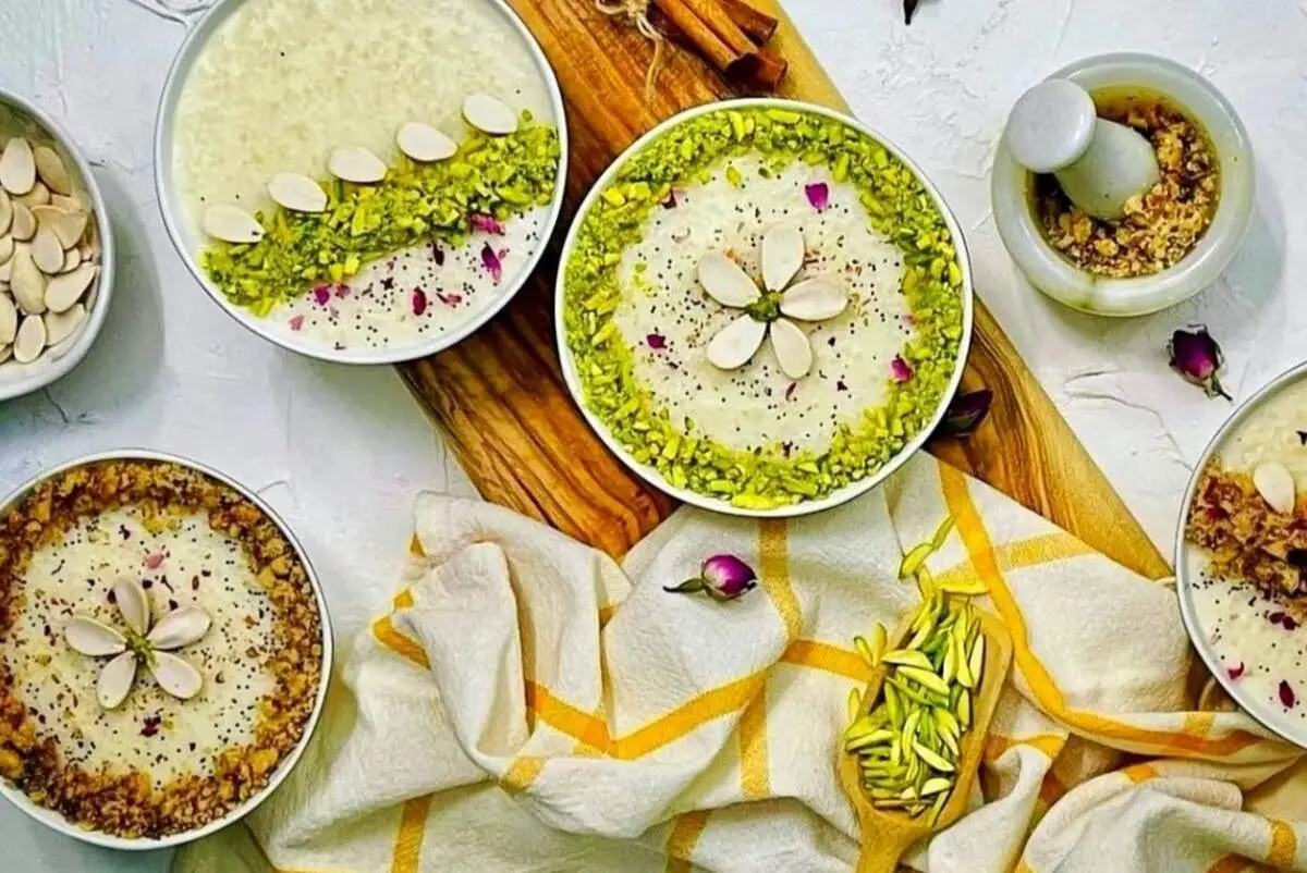 ایده‎‏‌های تزیین فرنی با دارچین و گل محمدی برای افطار و نذری!
