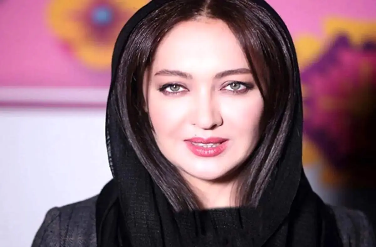 «نیکی کریمی» 27 ساله در حال دریافت جایزه از دست «جمیله شیخی»