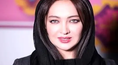 «نیکی کریمی» 27 ساله در حال دریافت جایزه از دست «جمیله شیخی»