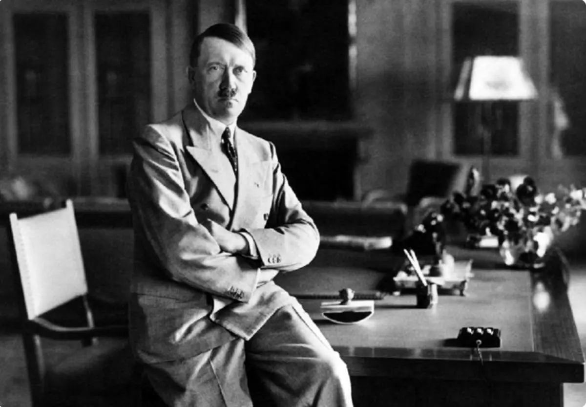 «هیتلر» به همراه خلبان شخصی‌اش؛ سال 1308