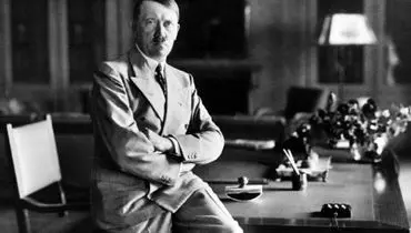 «هیتلر» به همراه خلبان شخصی‌اش؛ سال 1308