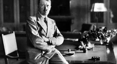 «هیتلر» به همراه خلبان شخصی‌اش؛ سال 1308