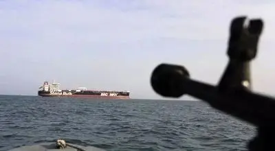 ارتش آمریکا مدعی تصرف یک نفتکش ایرانی شد/ ویدئوهای سنتکام از توقیف شناور ایرانی