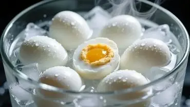 چرا انداختن تخم‌مرغ داغ در آب سرد خطرناک است؟

