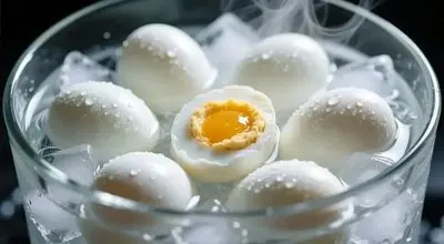 چرا انداختن تخم‌مرغ داغ در آب سرد خطرناک است؟

