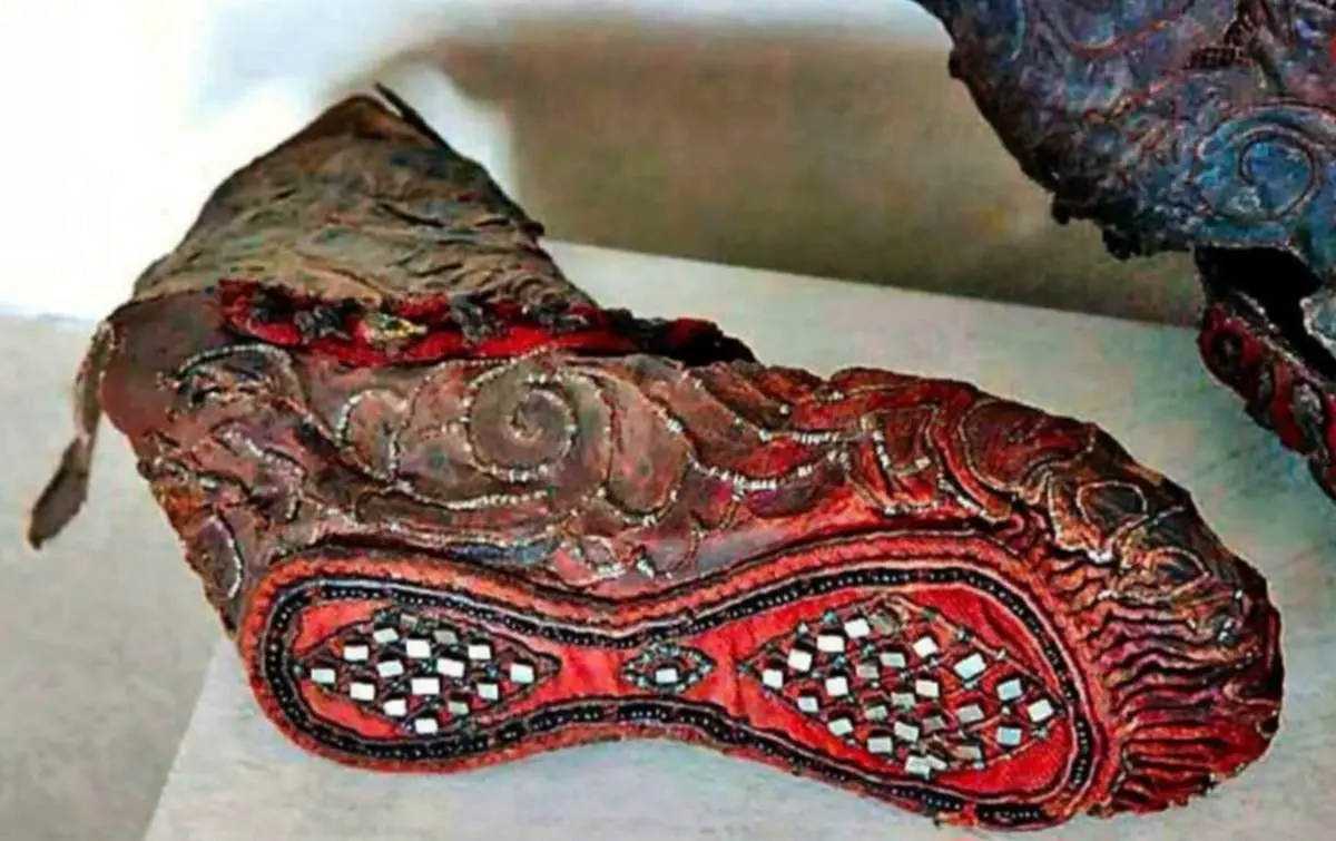 چکمه ۲۳۰۰ ساله زن سکایی با زیره جواهرنشان/عکس