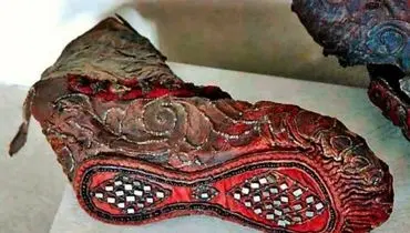 چکمه ۲۳۰۰ ساله زن سکایی با زیره جواهرنشان/عکس