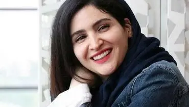 تبریک سال نو میلادی از سوی نورا هاشمی؛ عکس دیدنی خانم بازیگر در کنار درخت کریسمس