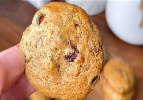 طرز تهیه خوشمزه‌ترین شیرینی بامیه حلقه ای بدون نیاز به فر+ فیلم / پخت شیرینی بامیه حلقه ای با عطر و طعم دارچین در ۵ دقیقه