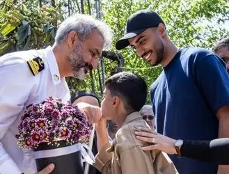 استقبال پرشور مردم از قهرمان بازمانده ناوشکن دنا + تصاویر