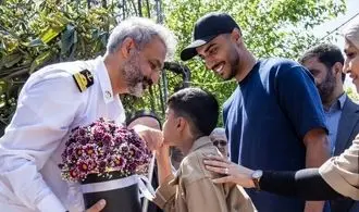 استقبال پرشور مردم از قهرمان بازمانده ناوشکن دنا + تصاویر