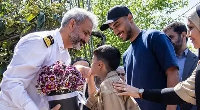 استقبال پرشور مردم از قهرمان بازمانده ناوشکن دنا + تصاویر