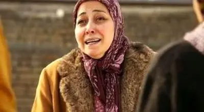 عکس بازیگر سریال آوای باران و دانشجویانش در دانشگاه