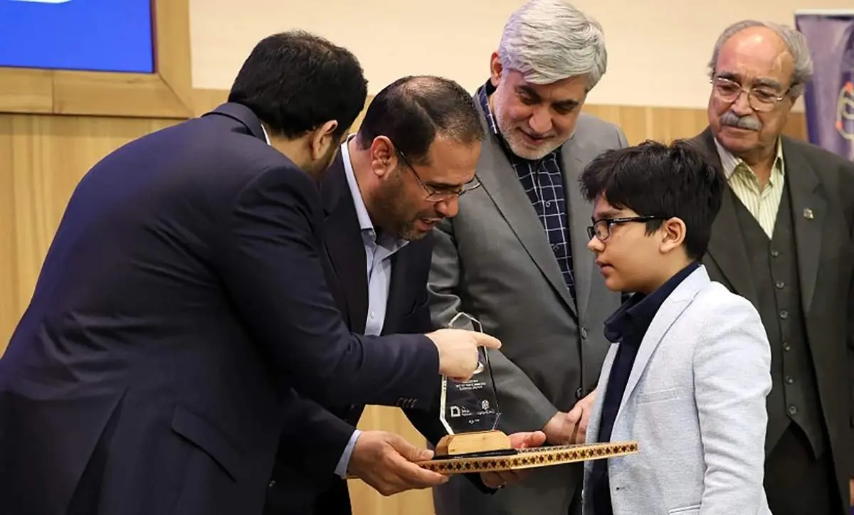 این دانش آموز 11 ساله کلاس یازدهمی است! + فیلم
