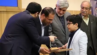 این دانش آموز 11 ساله کلاس یازدهمی است! + فیلم