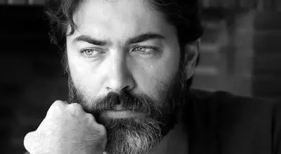 تصویری عجیب از پارسا پیروزفر با خالکوبی ژاپنی و سیگار در سونا و جکوزی