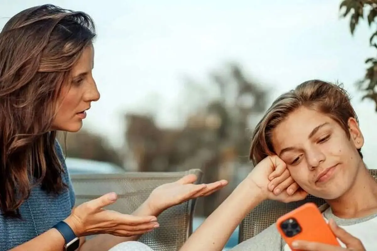 چه کار کنم تا فرزندم کمتر گوشی ببیند؟

