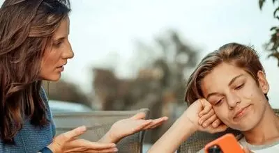 چه کار کنم تا فرزندم کمتر گوشی ببیند؟

