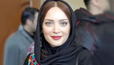 تیپ اسپرت بهنوش طباطبائی با رژ طلایی و تم زنبور عسل