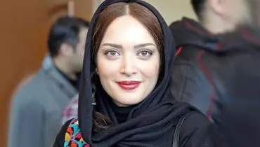 تیپ اسپرت بهنوش طباطبائی با رژ طلایی و تم زنبور عسل