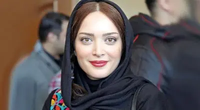 تیپ اسپرت بهنوش طباطبائی با رژ طلایی و تم زنبور عسل