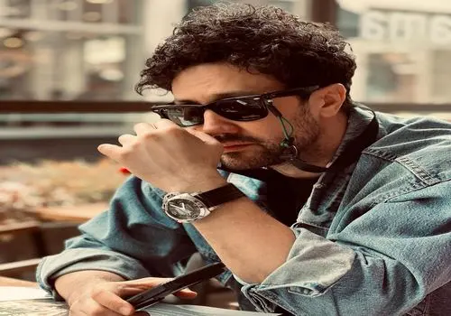 ویدئو لحظه احساسی دیدار شاهرخ استخری با خانواده‌اش در بلژیک| ببینید