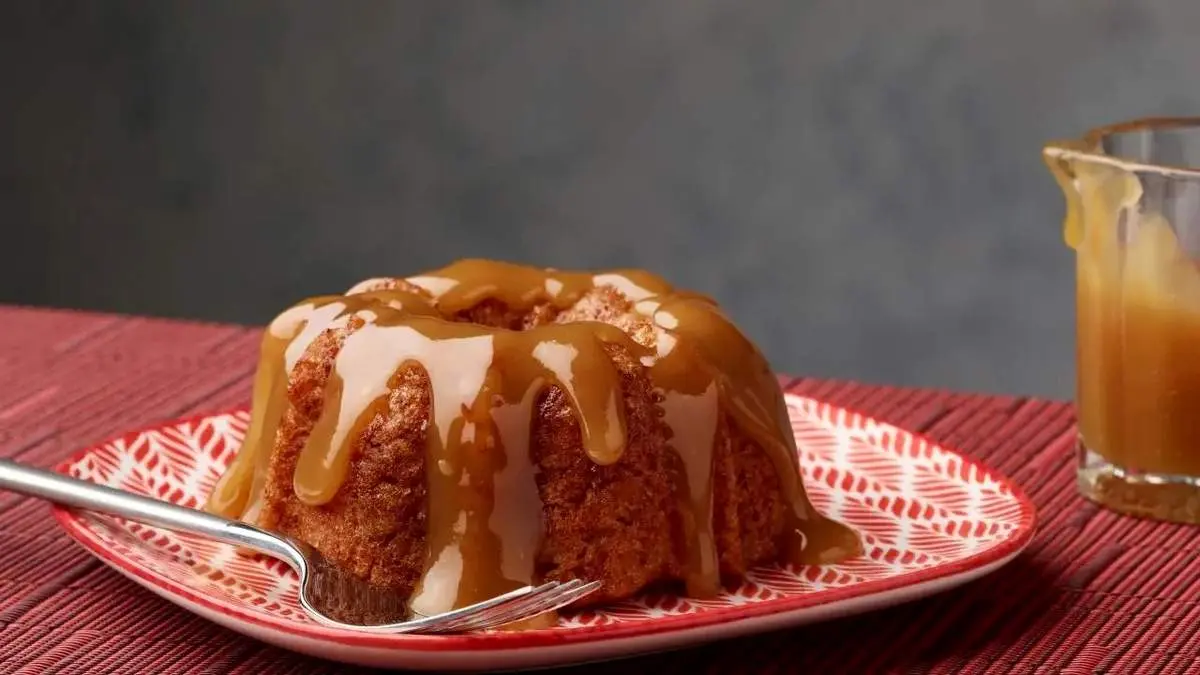 عصرونه امروز: کیک خرمالو با سس مخصوص؛ دسر پاییزی بی‌نظیر برای لذت بردن از عطر و طعم فصل!