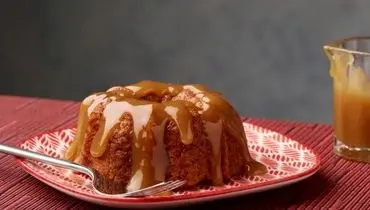 عصرونه امروز: کیک خرمالو با سس مخصوص؛ دسر پاییزی بی‌نظیر برای لذت بردن از عطر و طعم فصل!