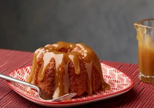 عصرونه امروز: کیک خرمالو با سس مخصوص؛ دسر پاییزی بی‌نظیر برای لذت بردن از عطر و طعم فصل!