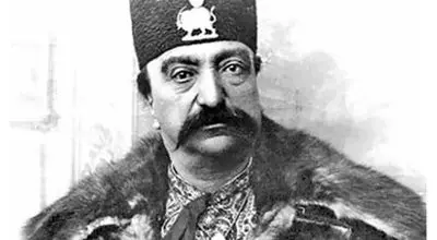 ژست عجیب داماد ناصرالدین شاه قاجار در زیر صندلی+ عکس 