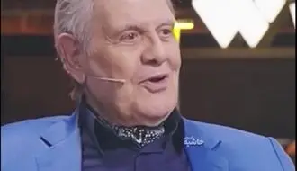 آداب نشستن در ماشین از زبان «پدر تشریفات ایران»؛ همسر باید صندلی جلو بنشیند یا مادر؟/ویدیو 