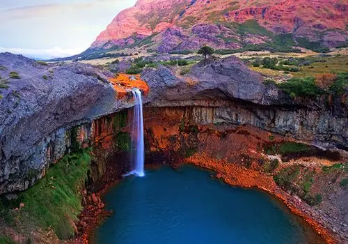 یکی از باشکوه‌ترین آبشارهای جهان در آرژانتین/آبشار اسیدی با رنگ های آتشین