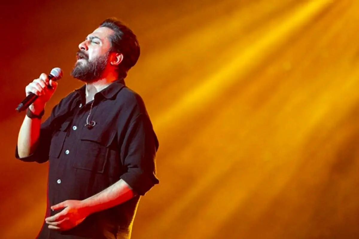 آهنگ روزبه بمانی "تفنگ گریه می کند" برای کودکان مدرسه میناب + صوت