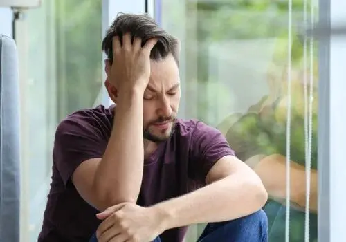 چرا دست چپمان درد می‌گیرد؟ + درمان آن