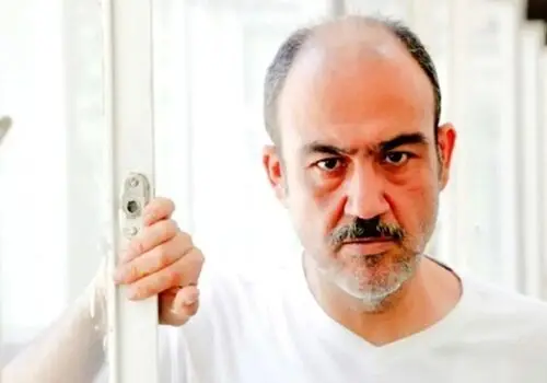 تی‌شرت بحث‌برانگیز ایمان صفا در مراسم مادر عمو پورنگ
