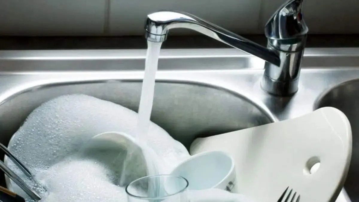 شستن ظروف با آب گرم بهتر است یا سرد؟