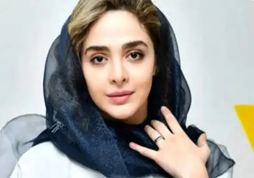 سلفی یاسمن لحظه گرگ‌ومیش با گوشی لاکچری‌اش