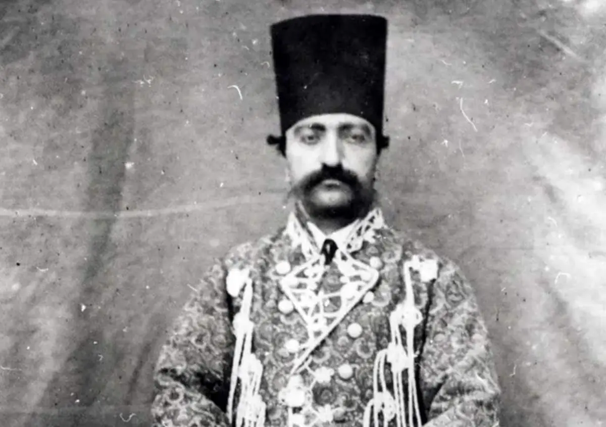 ژست پیروزمندانۀ «ناصرالدین شاه» بعد از شکار گراز