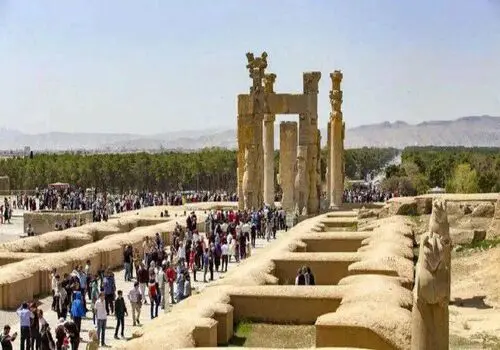 تخریب هولناک پیکره های باستانی تخت جمشید در نوروز ۱۴۰۴+ فیلم
