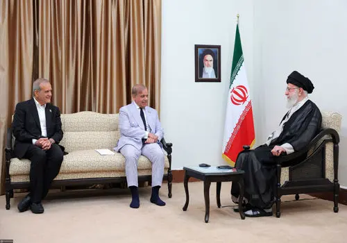 رهبر معظم انقلاب : ایران به برکت تلاش فراوان توانست دارای چرخهٔ کامل سوخت هسته‌ای بشود
