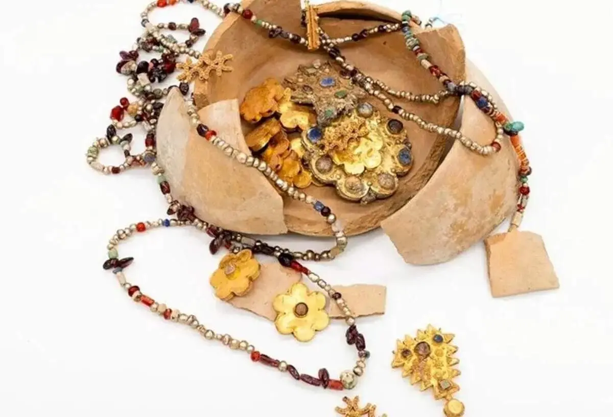 کشف گنجینه ۱۱۰۰ ساله طلایی در مسیر حج باستانی + عکس