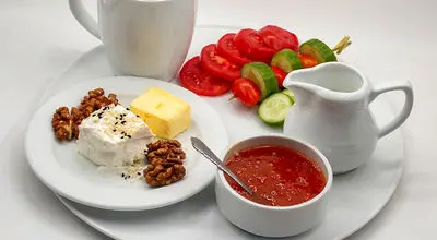 آیا صبحانه واقعاً مهم‌ترین وعده روزانه است؟

