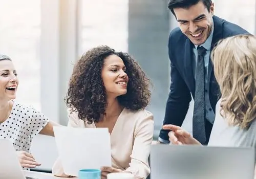 چرا در موقعیت‌های جدی می‌خندیم؟
