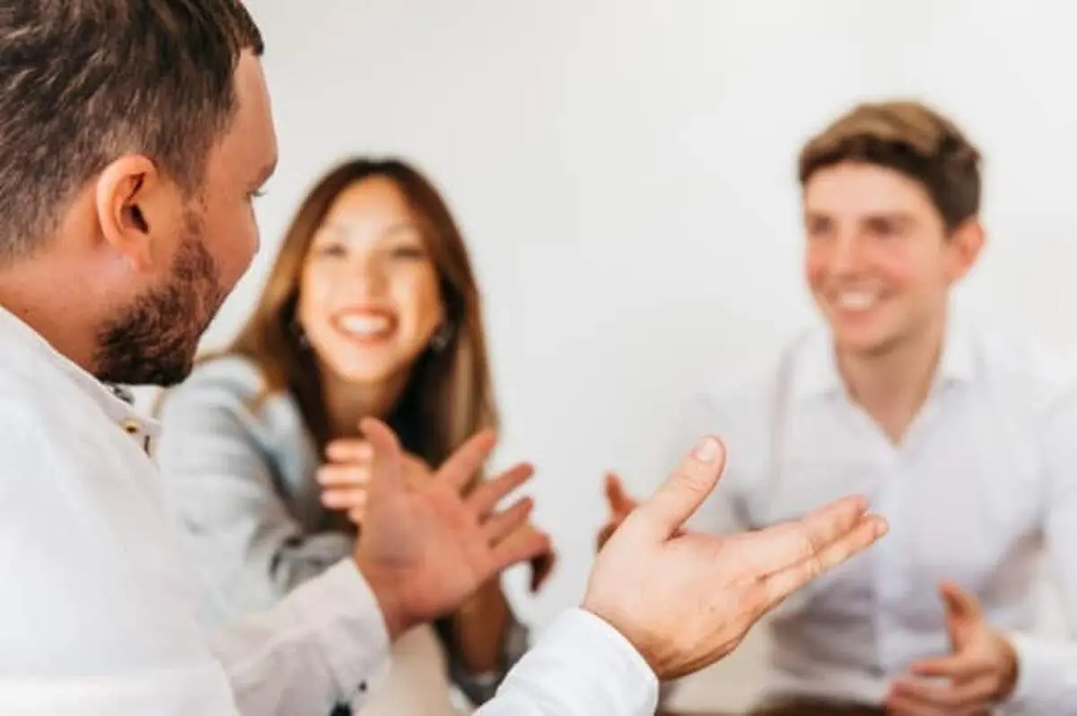 کار کوچکی که محبوبیت شما را در جمع تضمین می‌کند